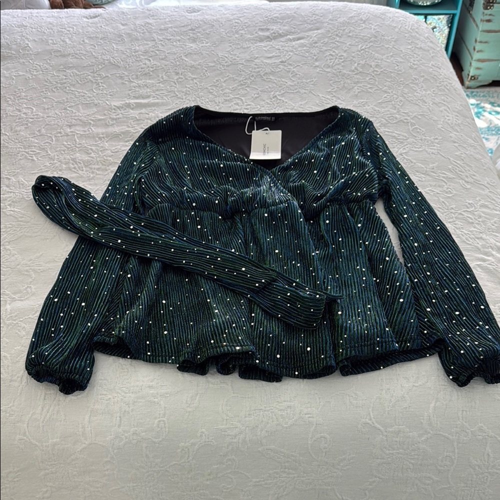 Bloomchic new with tags size 10
Sequin top